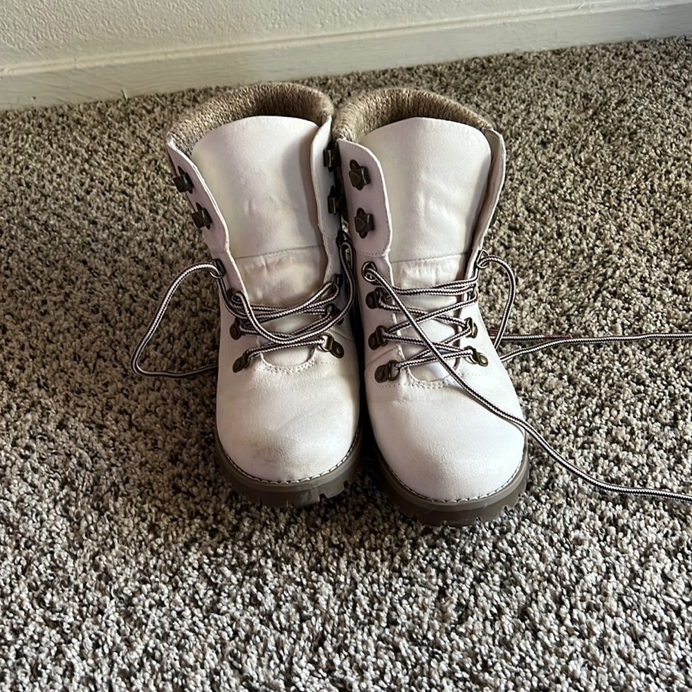 Cliffs by white mountain boots